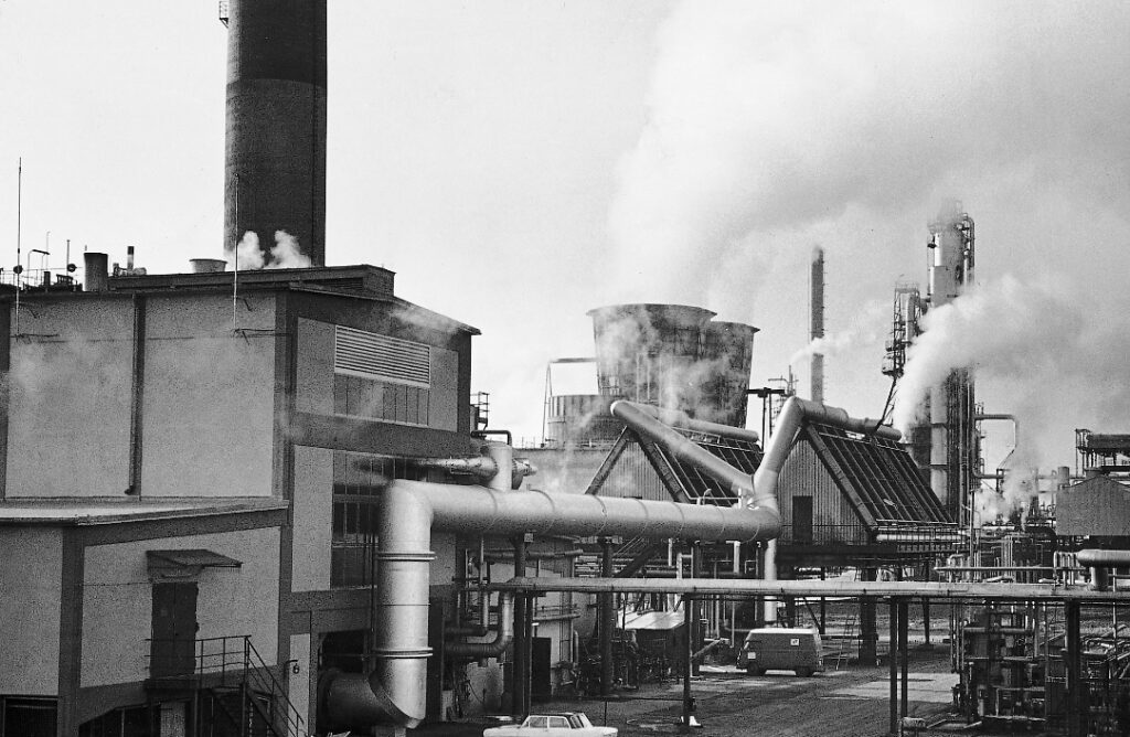 Schwarz-Weiß-Foto einer Raffinierie in Ingolstadt