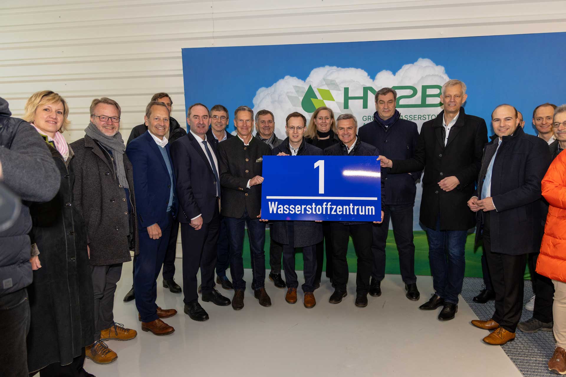 Feierliche-Einweihung-von-Bayerns-erster-netzdienlicher-5-Megawatt-Wasserstofferzeugungsanlage-am-Standort-Pfeffenhausen.jpg