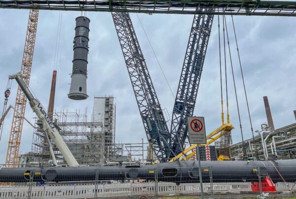 Kolonnen für neue Grundöl-Anlage