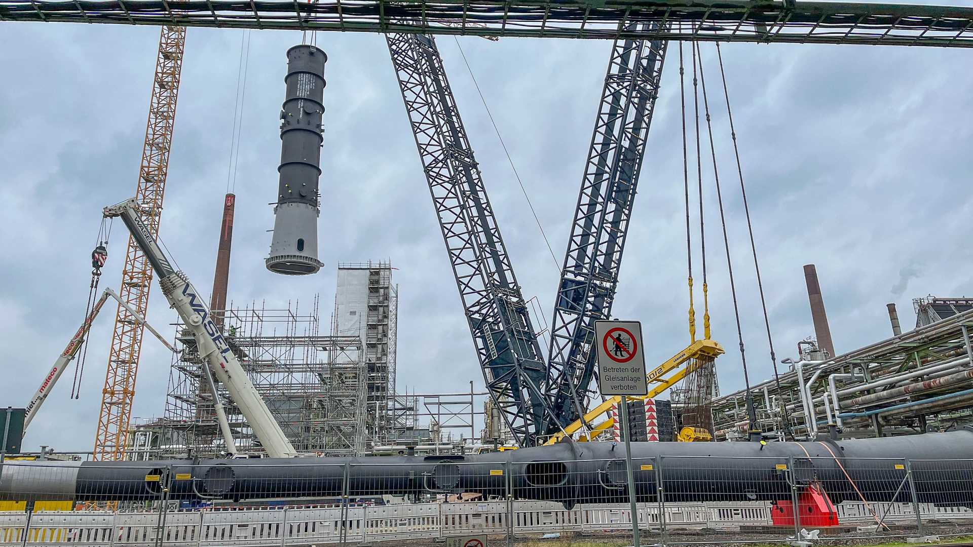 Kolonnen für neue Grundöl-Anlage